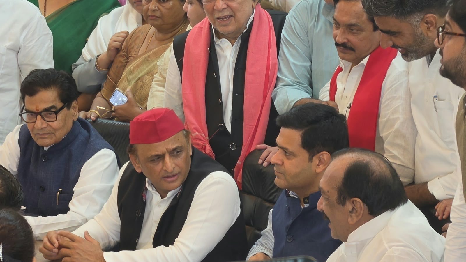 राज्यसभा चुनाव: सपा ने दो उम्मीदवारों का कराया नामांकन, तीसरे नाम पर सस्पेंस बरकरार